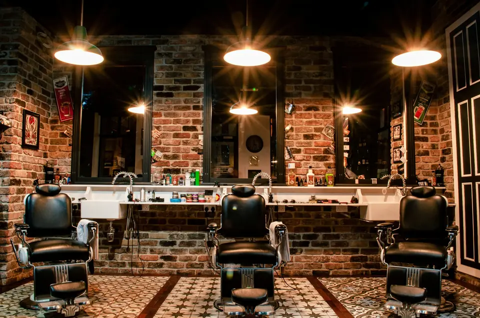 Wnętrze Barbershop by Cengiz: skórzane fotele, ciepłe światło, lustra